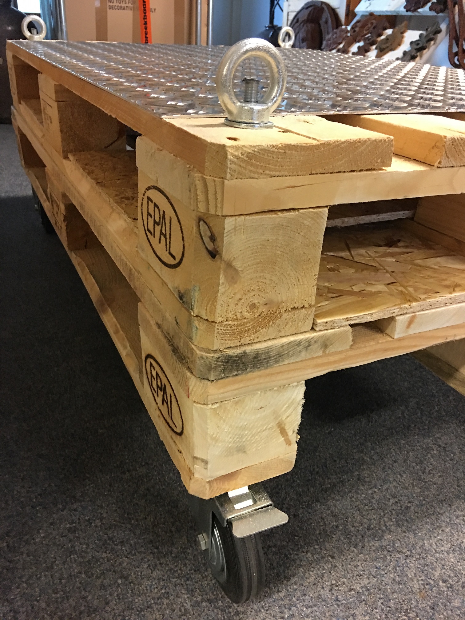 Schöner Industrietisch aus Palettenholz auf 4 Rollen mit Bremse